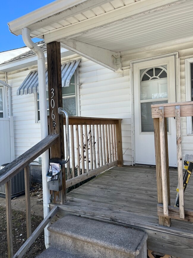 Building Photo - 306 E Main St Unit B