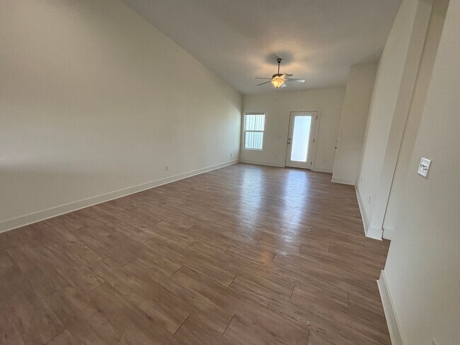 Photo - 1747/49 Hickory Unit 1749 Hickory Creek