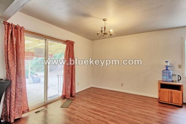 Photo - 5 Bedrooms, 2.5 Bathrooms Home in Oregon City
