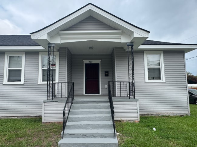 Building Photo - 790 Eve St Rental