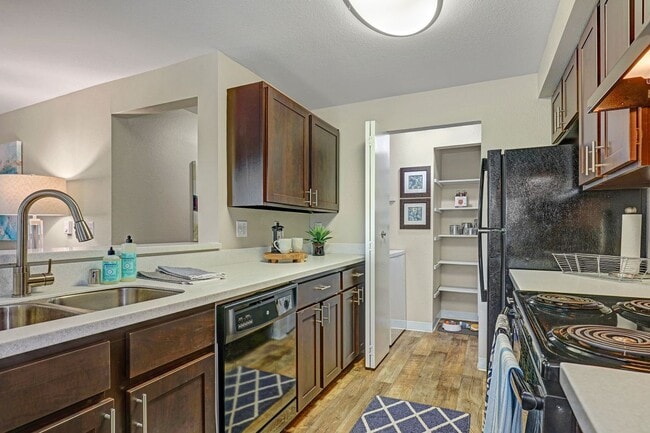 Kitchen - Cascade Ridge Apartments