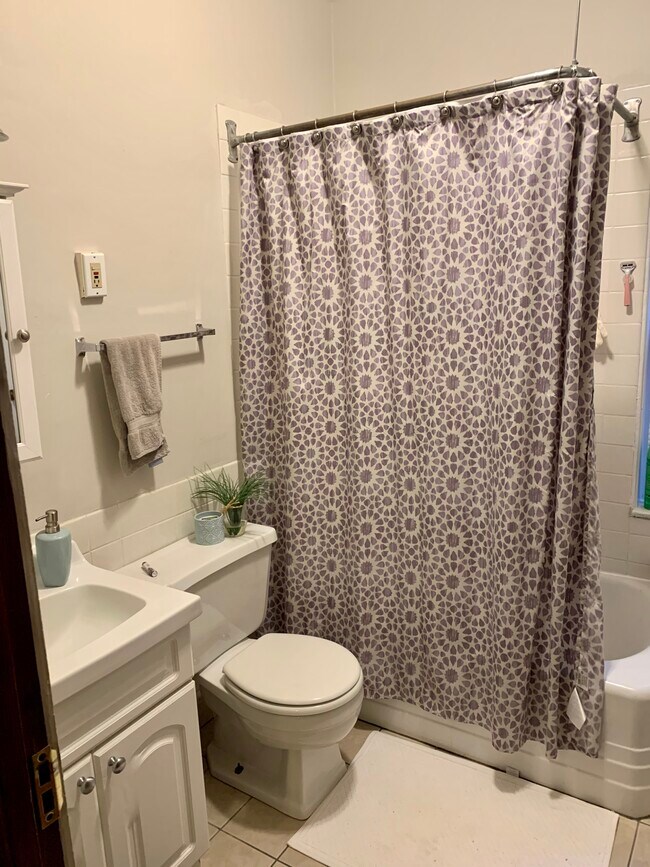 bathroom - 644 W Schubert Ave Apartments Unit 3 Front