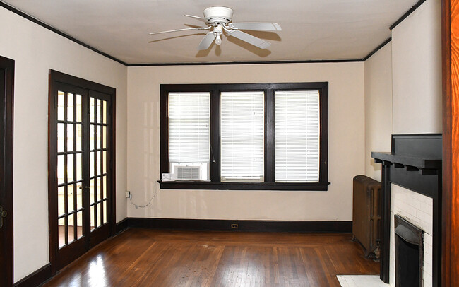 Living room - 1006 Delta Ave Apartments Unit 2S