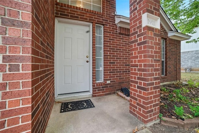 1911 Cedar Bend Dr
