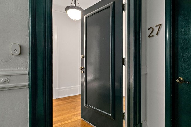 Building Photo - Historic Charm 2 Bed 1 Bath Condo on First Hill