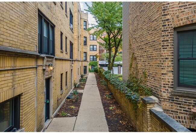 Photo - 648.5 W Roscoe St