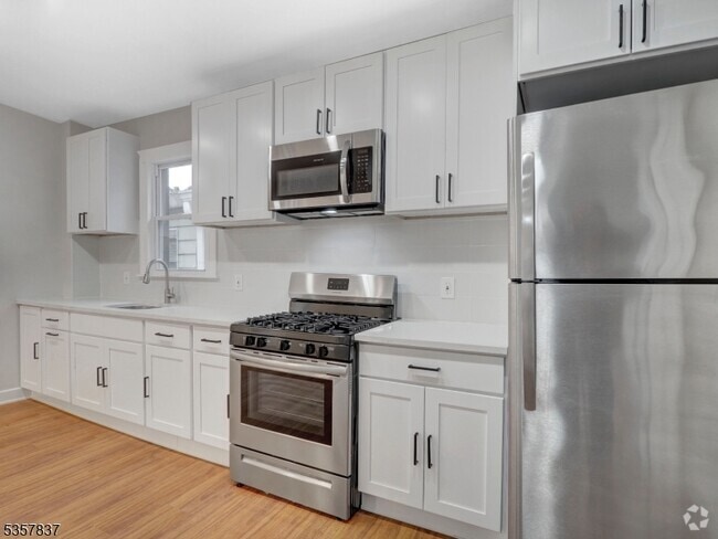 Building Photo - 548 Morris St Rental
