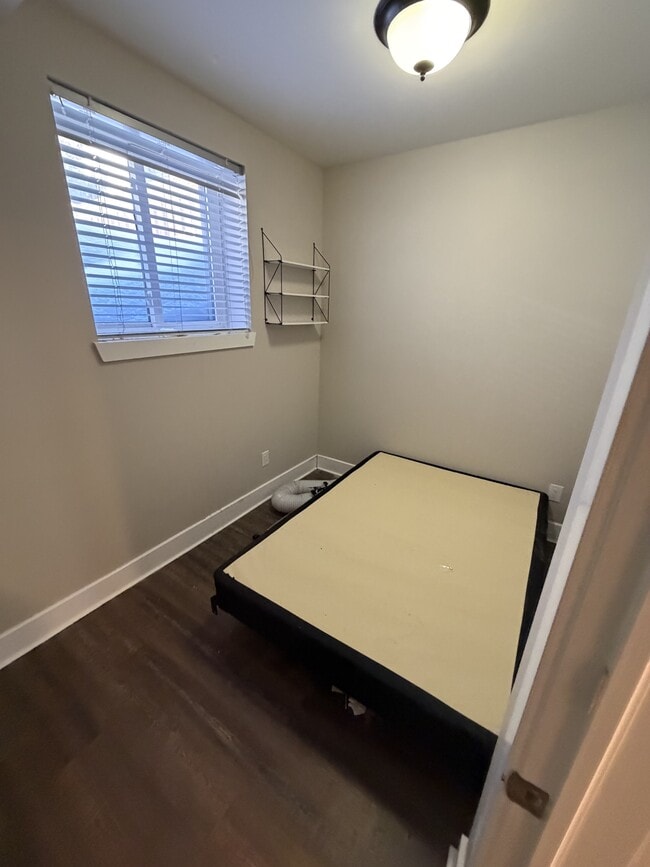 Building Photo - Room Rental / Student Rental / Ottawa U