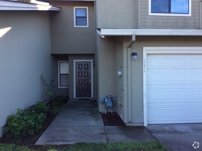 Building Photo - Welcome to your newly remodeled townhome!