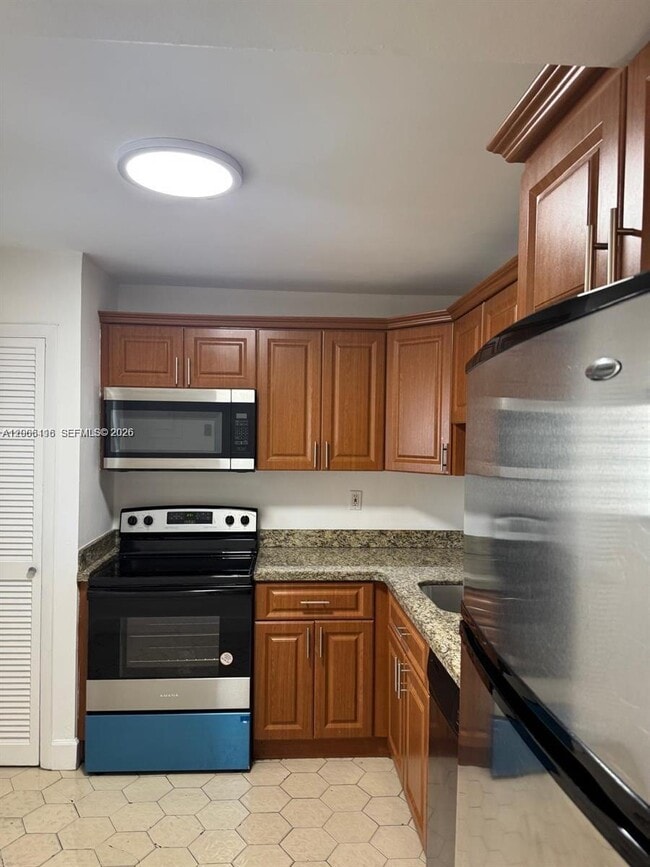 Building Photo - 1401 NE 191st St Unit D108