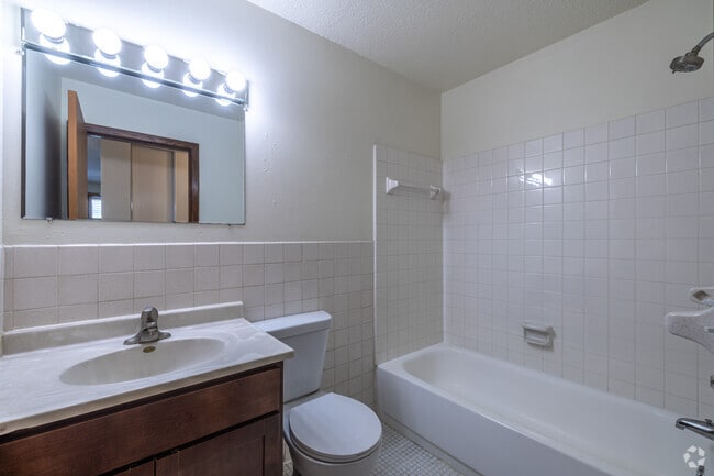 2BR, 1BA - 700SF - Bathroom