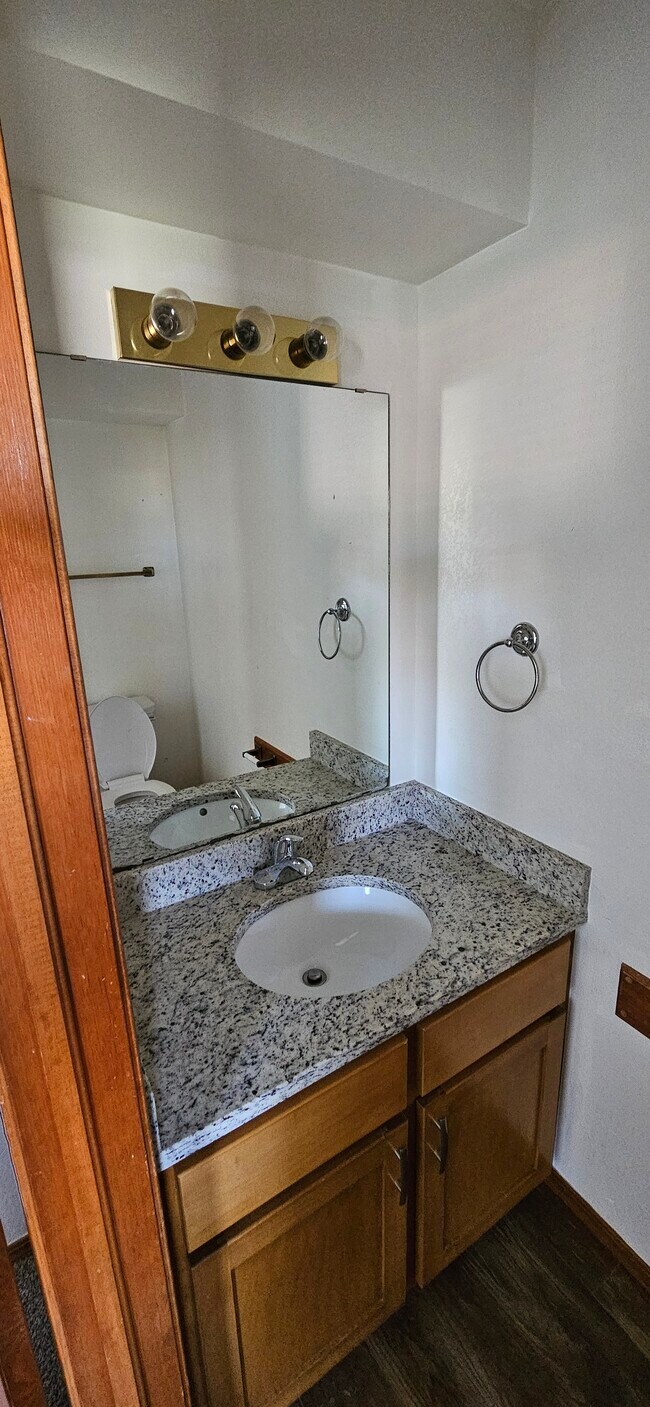 Building Photo - 1320 Greenfield Dr