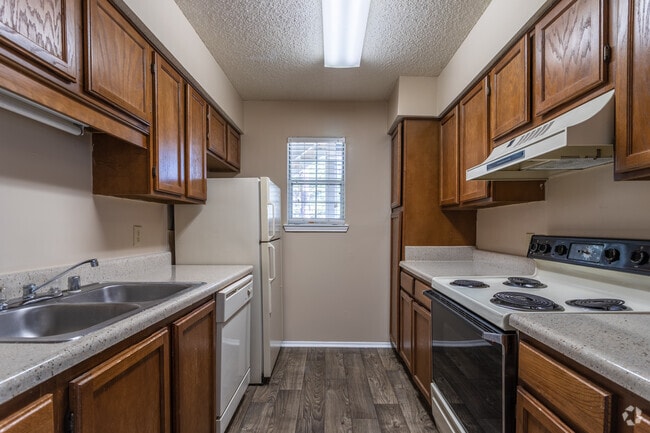 1BD, 1BR - 784SF - Kitchen