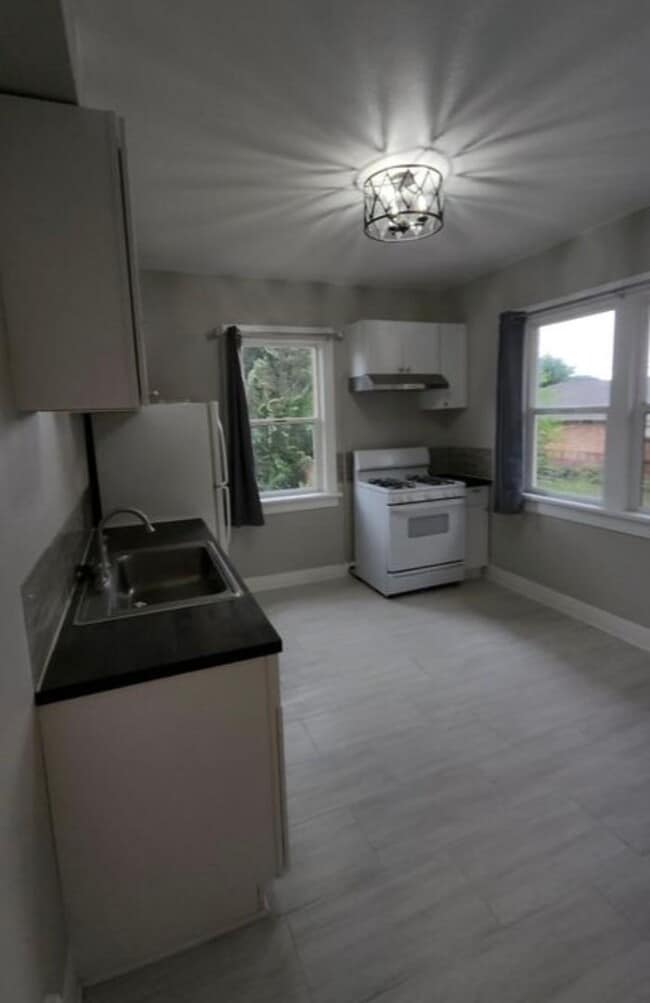 Building Photo - Curtis Newton Fourplex Unit 1607 Newton A