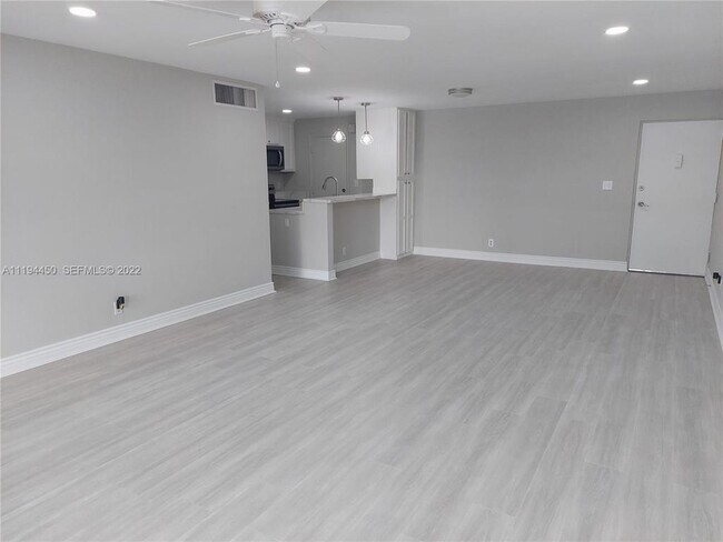 Photo - 1700 SE 15th St Unidad 309