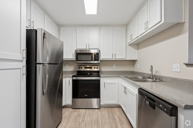 The Shoreline - 2BR, 2BA - 998SF - Kitchen