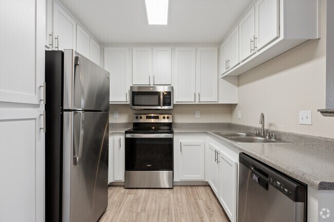 The Shoreline - 2BR, 2BA - 998SF - Kitchen - Reserve at Riverlake Apartments