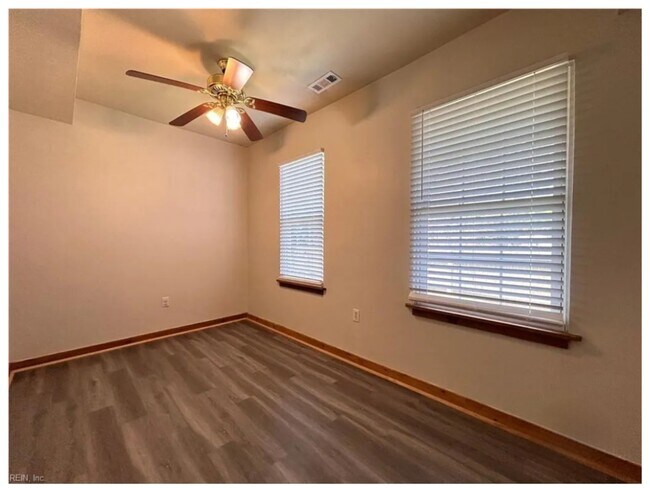 Photo - 400 Jamestown Ave