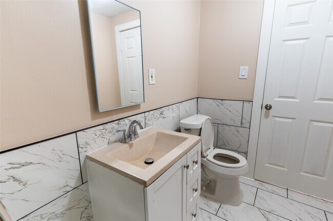 Building Photo - 305 N Live Oak St Unit 2