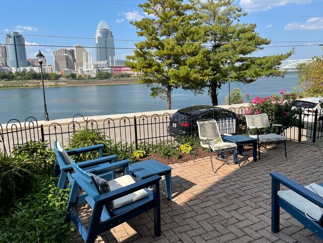 Terraza delantera - 225 Riverside Dr Unidad #2