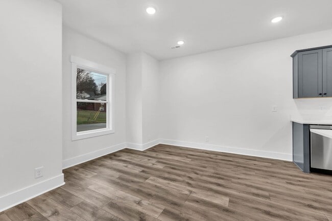 Photo - FANTASTIC 3 Bedroom 2 1/2 Bath Condo For Rent Near Downtown!