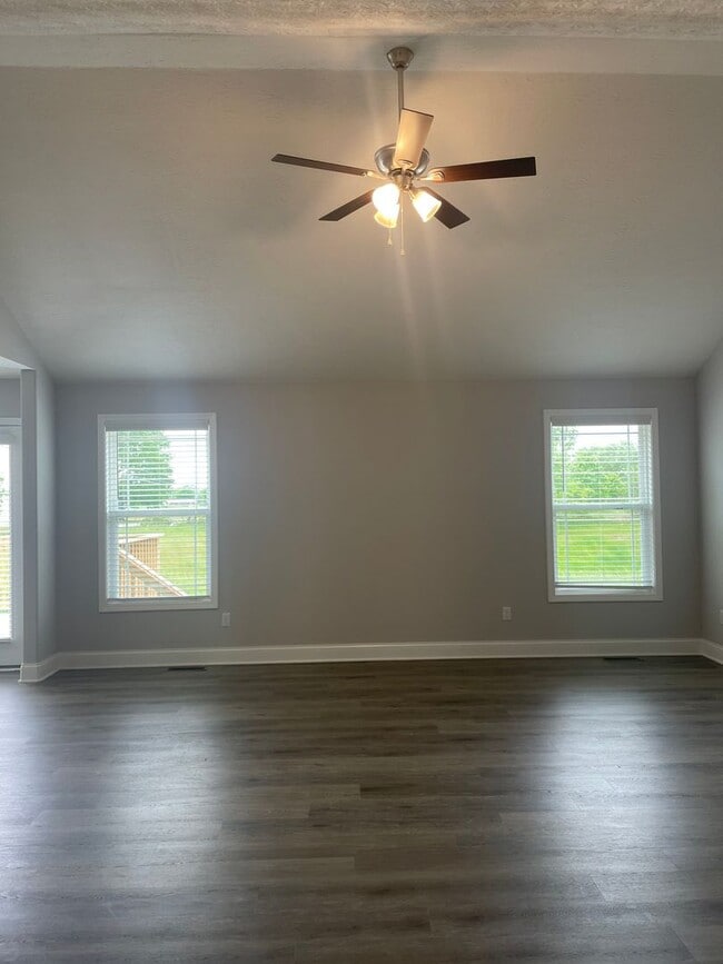 Photo - 560 Labrador Dr