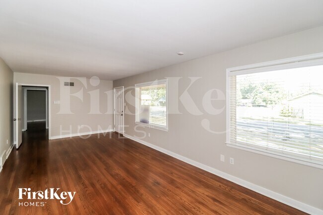 Photo - 4205 Charleswood Ave
