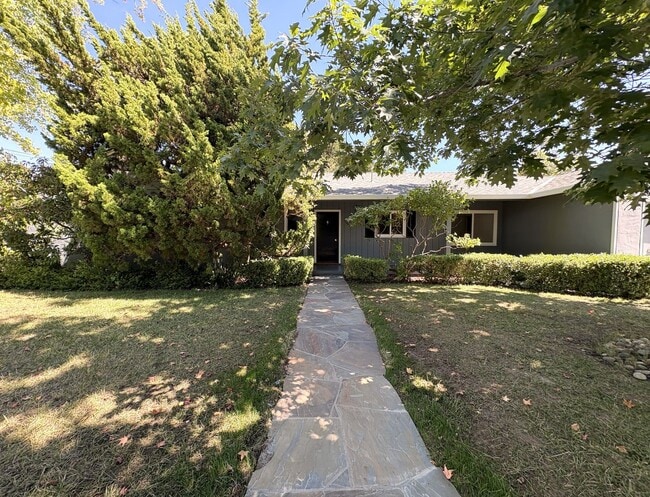 Building Photo - Charming 3BR/2BA Home in West Menlo Park