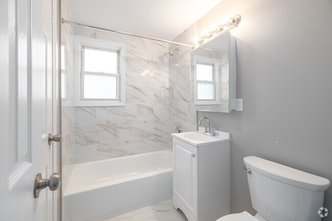 2BR, 1BA - 650SF- Premium Classic - Bathroom