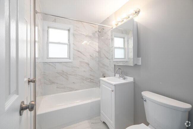 2BR, 1BA - 650SF- Premium Classic - Bathroom - Nottingham Apartments in Hamilton, NJ