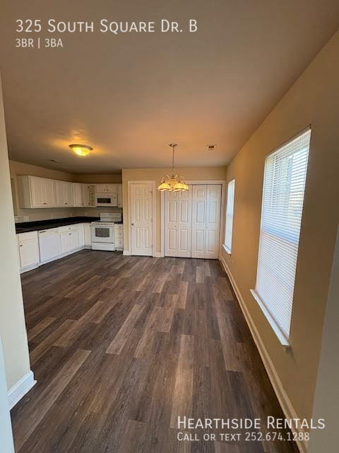 Photo - 325 S Square Dr