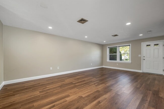 Photo - 32 Cadogan Way