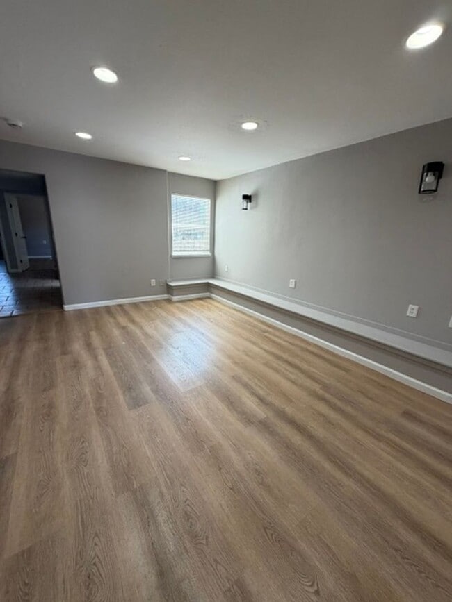 542 Lewis St Unit Lower