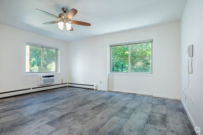 1BR, 1BA - 600SF - Living Room