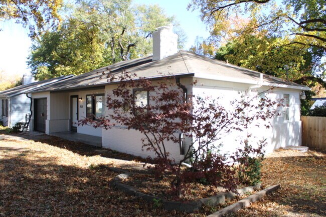 Photo - Spacious 4 bedroom and 2 bath with a very ...