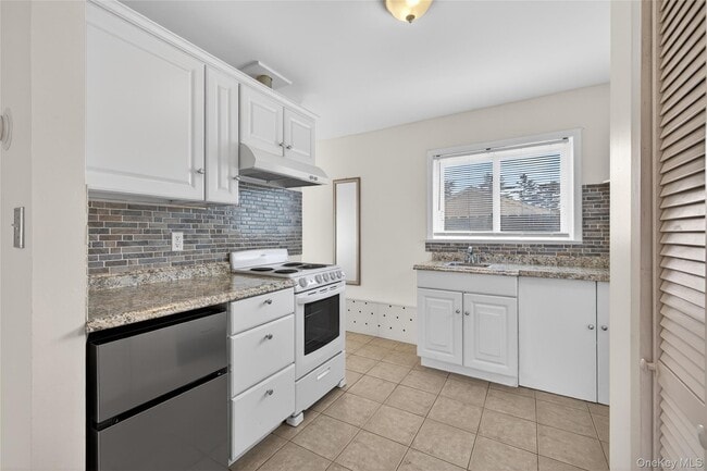 Building Photo - 2420 Bennett Ave Unit 1C