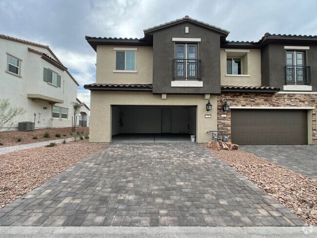 Building Photo - 3 BED 2.5 BATH 2 CAR GARAGE TOWNHOUSE WITH...