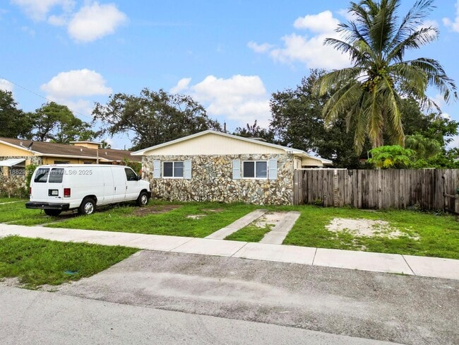 Building Photo - 6165 SW 44th St Unit 2 Rental