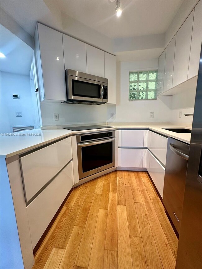 Building Photo - 9156 Collins Ave Unit 202 Rental
