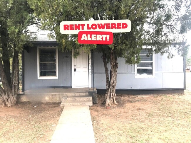 Building Photo - $0 First Month's Rent / $0 Deposit at Move-in