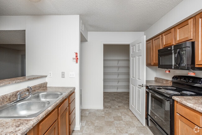 2BR, 1BA - 781 SF
