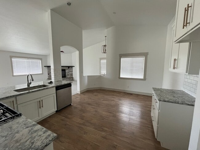 Photo - 4 bed 2 bath in Great Eagle Location!