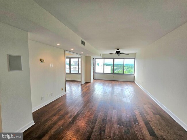 Building Photo - 5340 Holmes Run Pkwy Unit 1410 Rental
