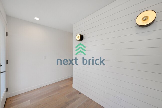 Photo - "Charming 2-Bed, 2-Bath Townhouse Retreat in Seattle – 1380 Sq Ft of Modern Comfort!"