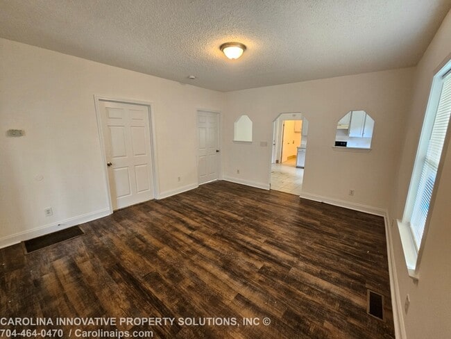 Photo - 610 N Pear St