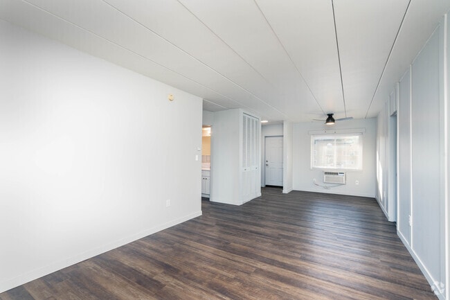 2BR,1BA - 756SF - Living Room