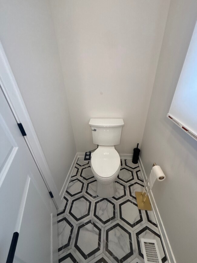 Photo - 6853 W Belmont Ave Unidad 1R