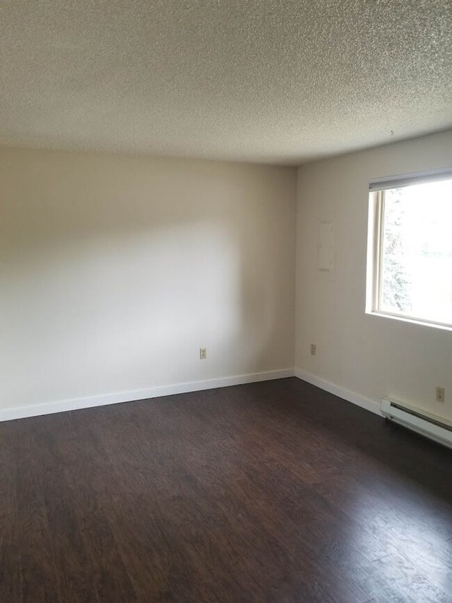 Building Photo - Newly Remodeled 1 Bedroom Apartment / Ground Floor Unit 21