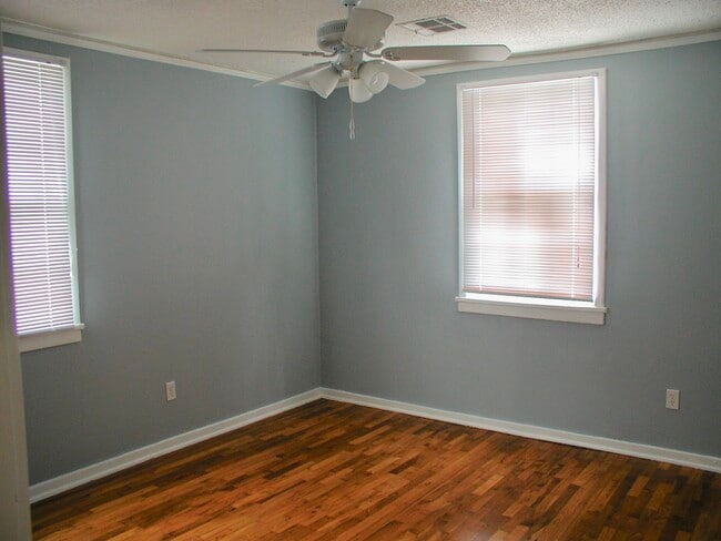 Photo - 5831 General Haig St