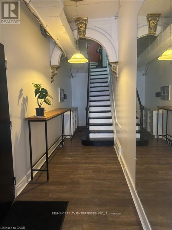 Photo - 156 James St S